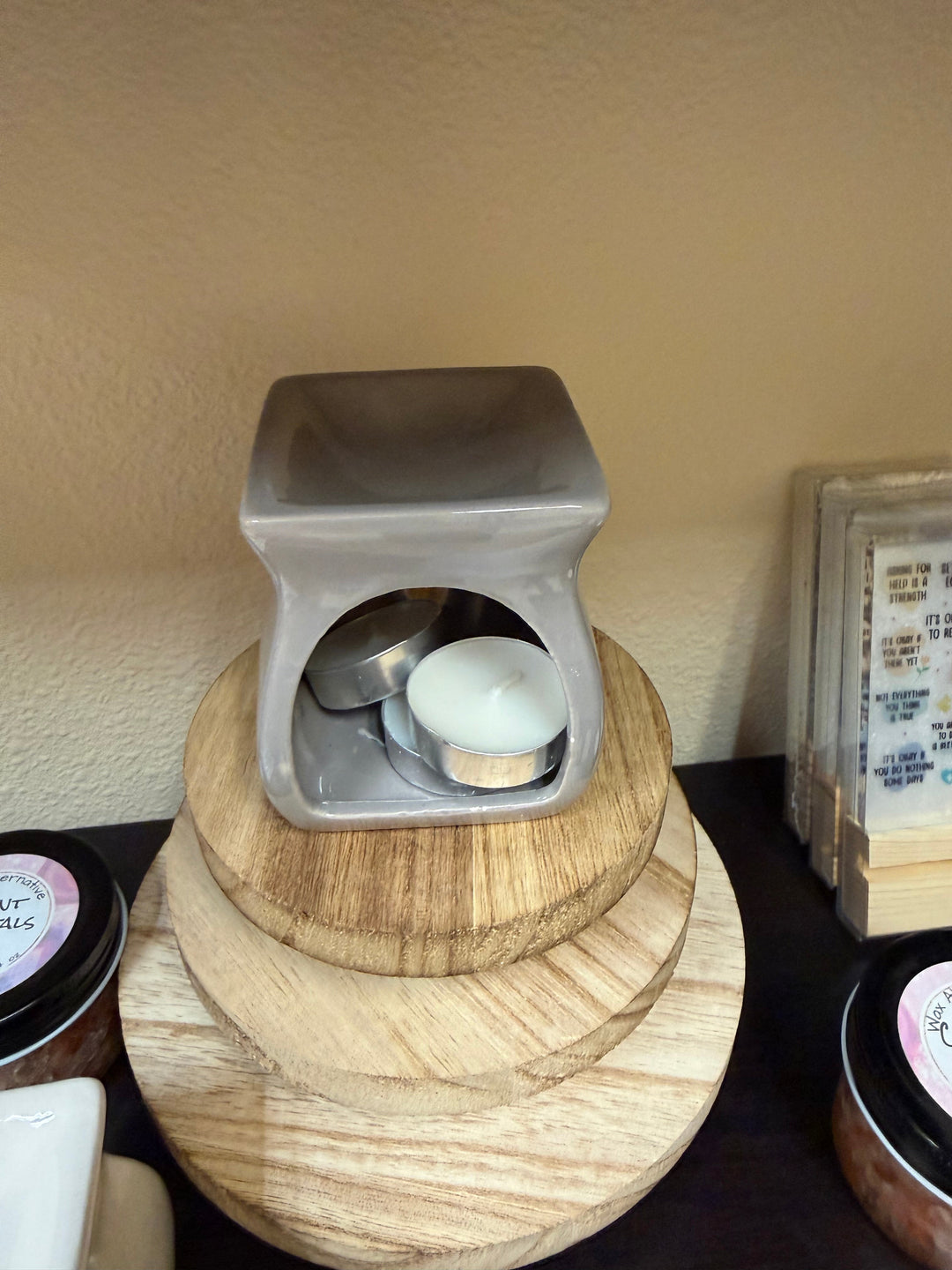 Salt and wax warmer in glossy gray ceramic with tealights in the base